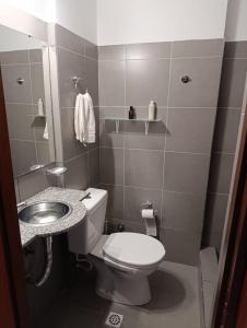 Un baño pequeño con inodoro y lavabo. en Parque San Martín 53, en San Salvador de Jujuy