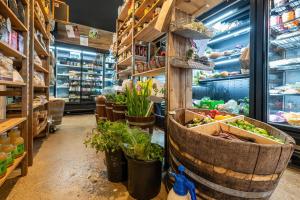 una tienda llena de verduras en cestas en Family Beach Retreat With Heated Pool Blairgowrie, en Blairgowrie