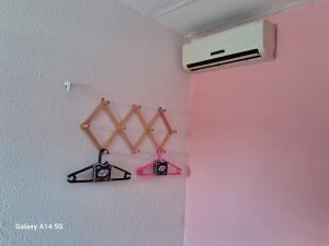 a room with a pink wall with a sewing machine at apartamento só pra vc e sua familia in Belém +13 photos