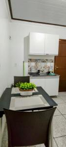 Eine Küche mit einem Tisch, auf dem eine Schüssel mit Grünzeug steht. in der Unterkunft Imóveis Por Temporada em Santarém no Pará in Santarém + 33 Fotos