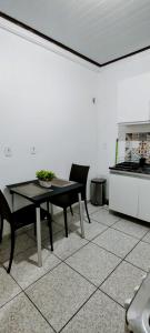 eine Küche mit einem schwarzen Tisch und einem Herd in der Unterkunft Imóveis Por Temporada em Santarém no Pará in Santarém