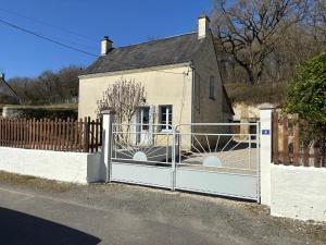 a gate to a house with a fence at Gîte les Huttières in Cravant-les-Coteaux