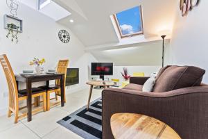 TV a/nebo společenská místnost v ubytování Exquisite 2-Bedroom Penthouse-Sleeps 7-Free Parking with Workspace & High-Speed WiFi