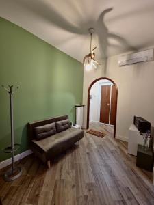 ローマにあるCasa Millyのソファと天井に鳥の影があるリビングルーム