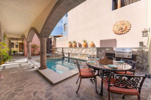 Bazén v ubytování Casa de Piedra one bedroom nebo v jeho okolí