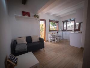a living room with a couch and a kitchen at Casa volcánica El Cabezo in Masdache