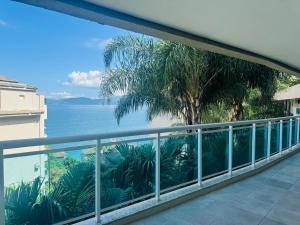 un balcón con vista al mar en Apartamento Porto Real - Mangaratiba, en Mangaratiba