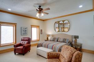 Χώρος καθιστικού στο Spacious McArthur Home Private Hot Tub and Pond!