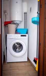 a washer and dryer in a small kitchen at Casa volcánica El Cabezo in Masdache