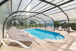 Bazén v ubytování Cortijo La Mata - Casas Rurales Luis nebo v jeho okolí