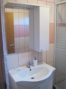 A bathroom at Apartments Rosa