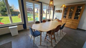 アラスにあるFamily home for 4 people, with gardenの木製のテーブルと椅子のあるダイニングルーム +13枚の写真