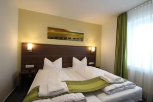 Postel nebo postele na pokoji v ubytování Trip Inn Goethe Conference Hotel