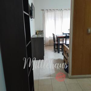 Una cocina o zona de cocina en Departamento Mittlehaus 15 fotos más