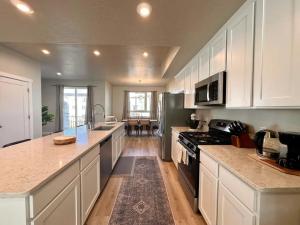 Billede fra billedgalleriet på Newly Built Chic Utah Valley Gem l Theo i American Fork