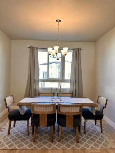 Billede fra billedgalleriet på Newly Built Chic Utah Valley Gem l Theo i American Fork