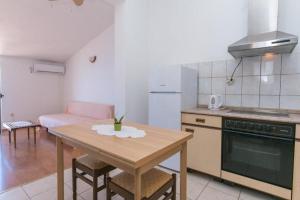 Kuchyň nebo kuchyňský kout v ubytování Apartments Gordan
