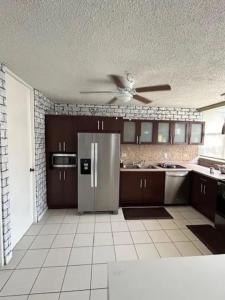 Una cocina o cocineta en Private King Room with bath in Shared Apartment