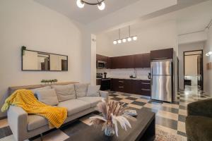 a living room with a couch and a kitchen at Soho House Private Patio Luxury 2BD Appartment in San Juan
