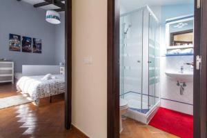 Łóżko lub łóżka w pokoju w obiekcie Casa Sevilla Nervión-Centro