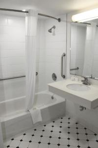 Koupelna v ubytování Quality Inn Aurora Denver