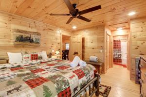 Postel nebo postele na pokoji v ubytování Hot Tub and Fire Pit Secluded Blue Ridge Cabin!