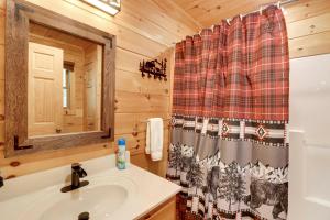 Koupelna v ubytování Hot Tub and Fire Pit Secluded Blue Ridge Cabin! + 34 fotografií