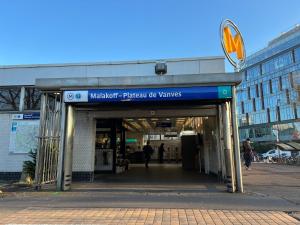 un ingresso a un edificio in una città di Appartement PARIS avec Parking a Vanves
