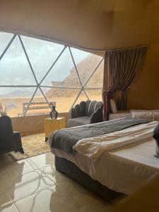 Postel nebo postele na pokoji v ubytování Desert Boulevard Camp