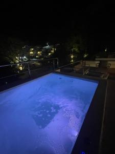 Piscina a Luxury Apt with Private Jacuzzi & Pool Near Beach o a prop