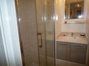 A bathroom at Monolocali In Casa Con Giardino Bellagio