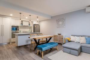 Dapur atau dapur kecil di Skyline Escape - Heart of City with Resort Amenities