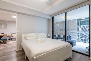 Katil atau katil-katil dalam bilik di Skyline Escape - Heart of City with Resort Amenities