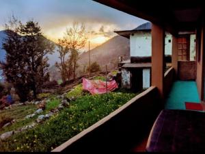 ein Haus mit Bergblick in der Unterkunft Moon Hotel Tungnath in Ukhimath