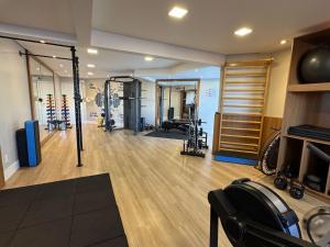 a room with a gym with treadmills and machines at Apartamento com vista imperdível in Laguna