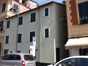 um carro estacionado em frente a um edifício com um parquímetro em Home Sweet Home em Lavagna