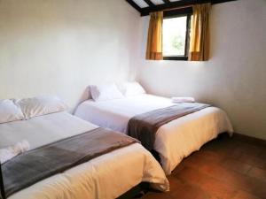 Postel nebo postele na pokoji v ubytování Hotel FLORA Suesca