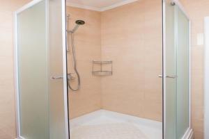 een douche met een glazen deur in een badkamer bij One Bedroom Apartment with Balcony and Sea View CRVENI in Ston +10 foto's