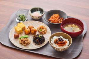 郡山Hotel Global View Premium Koriyama的盘子,盘子,盘子,盘子,汤