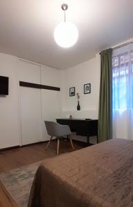 Un dormitorio con una cama y un escritorio. en Habitación en La Macarena-Centro, en Bogotá