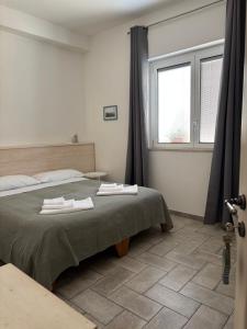 sypialnia z łóżkiem i dwoma ręcznikami na nim w obiekcie B&B CASA GILANIA LAMPEDUSA w mieście Lampedusa