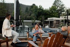 grupa ludzi siedzących na bujanych fotelach w obiekcie Tasman Holiday Parks - South Bright w mieście Bright