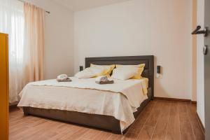 ein Schlafzimmer mit einem großen Bett mit Schuhen drauf in der Unterkunft Holiday house with a parking space Gornji Prolozac, Zagora - 24024 in Gornji Proložac