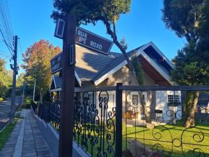 格拉玛多Hostel dos Ipês的门屋前的街道标志