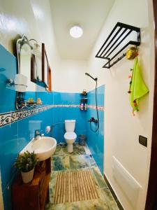 Bilik mandi di Cozy Moroccan-style apartment