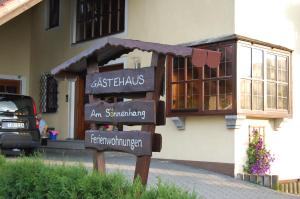 a street sign in front of a building at Gästehaus Am Sonnenhang in Erbendorf