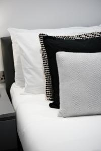 Postel nebo postele na pokoji v ubytování 1BR Centrally Located Apt with Self Check-In, Wi-Fi, In-unit Laundry, Parking Near Hull University, MKM Stadium, Hull Royal Infirmary, Hull Marina & The Deep Aquarium