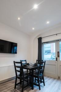 TV a/nebo společenská místnost v ubytování 1BR Centrally Located Apt with Self Check-In, Wi-Fi, In-unit Laundry, Parking Near Hull University, MKM Stadium, Hull Royal Infirmary, Hull Marina & The Deep Aquarium