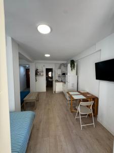 Televízia a/alebo spoločenská miestnosť v ubytovaní Costa Holidays Beach
