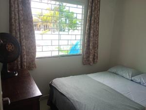 a bedroom with a bed and a window at Casa da Cegonha - Praia de Leste in Pontal do Paraná
